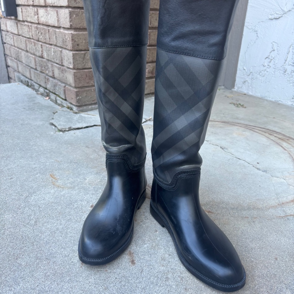 Burberry Sz 37 rain boots - Picture 3 of 5